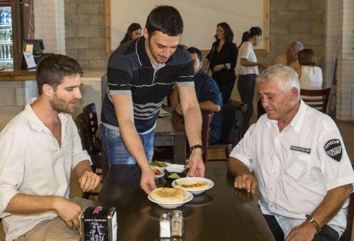 Un restaurante israelí ofrece descuentos a israelíes y palestinos que coman juntos