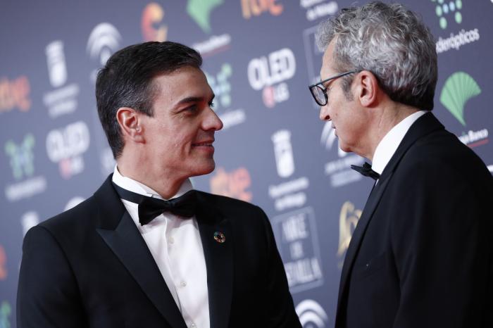 Álvaro Morte roba el protagonismo al resto en los premios Goya por lo que se ve en esta imagen