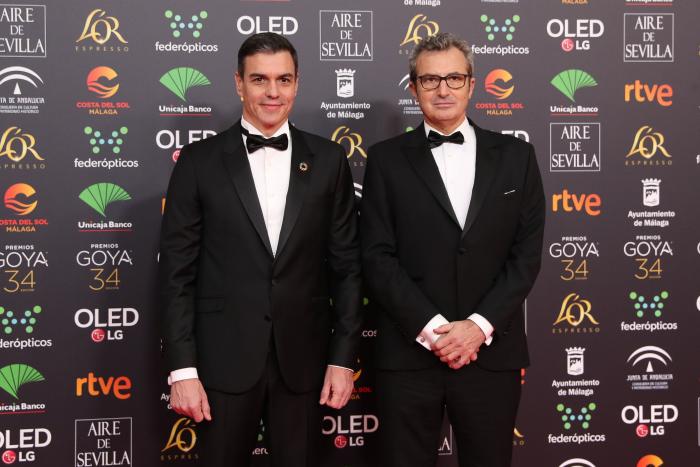 Álvaro Morte roba el protagonismo al resto en los premios Goya por lo que se ve en esta imagen