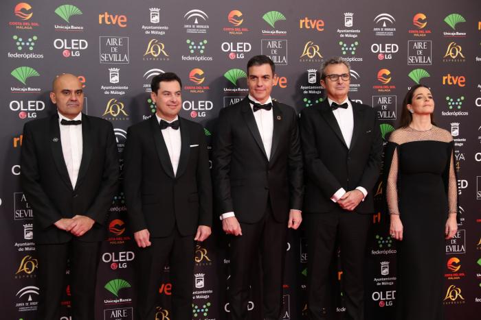 Álvaro Morte roba el protagonismo al resto en los premios Goya por lo que se ve en esta imagen