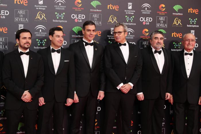 Álvaro Morte roba el protagonismo al resto en los premios Goya por lo que se ve en esta imagen