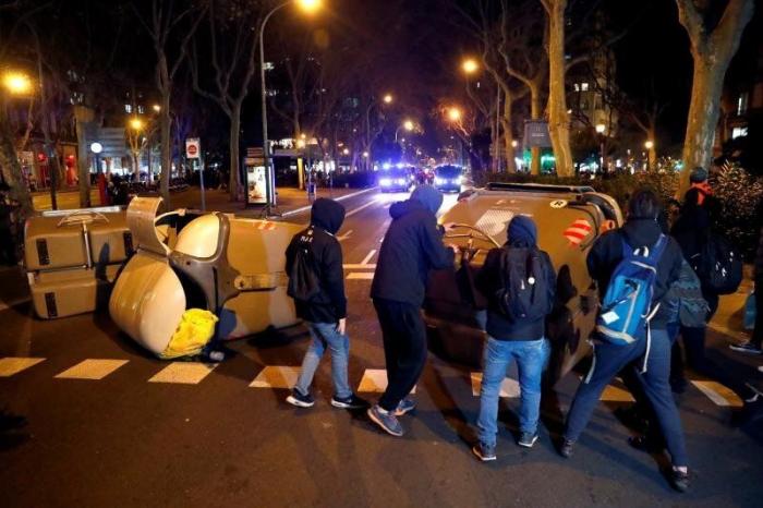Vuelven los disturbios a Barcelona: barricadas y enfrentamientos con los Mossos