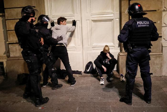 Vuelven los disturbios a Barcelona: barricadas y enfrentamientos con los Mossos