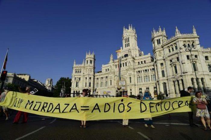 Unidas Podemos denuncia ante Europa a la derecha y asociaciones policiales que se oponen a reformar la 'ley mordaza'