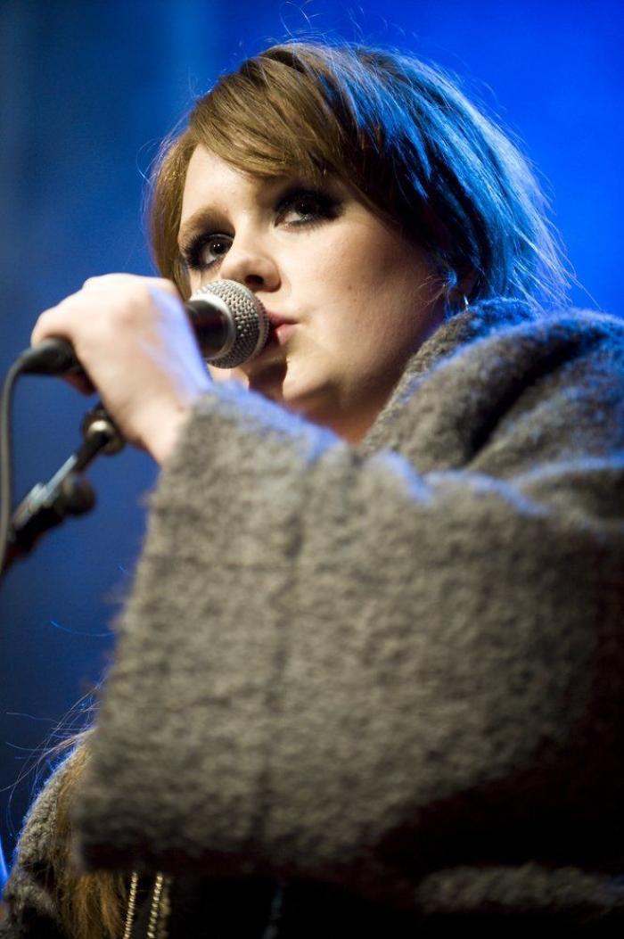 Adele desvela el videoclip de su nueva canción, 'Hello'