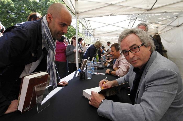 26 ¿escritores? posando con sus libros en Sant Jordi (FOTOS)
