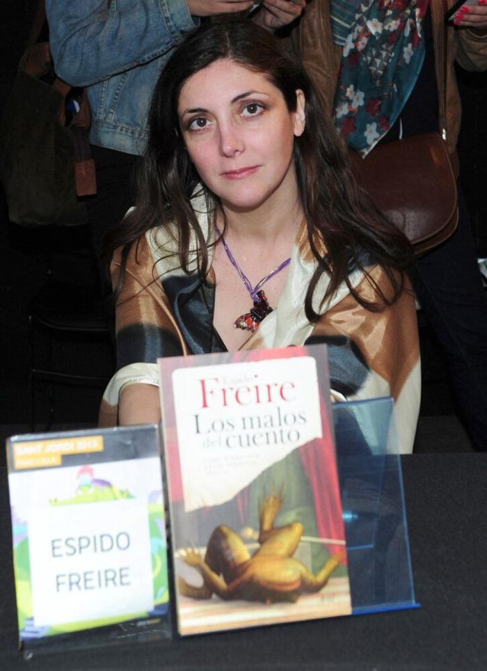 26 ¿escritores? posando con sus libros en Sant Jordi (FOTOS)