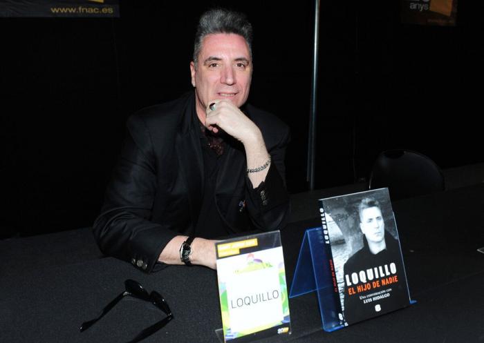 26 ¿escritores? posando con sus libros en Sant Jordi (FOTOS)