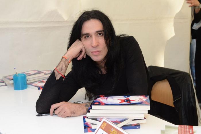 26 ¿escritores? posando con sus libros en Sant Jordi (FOTOS)