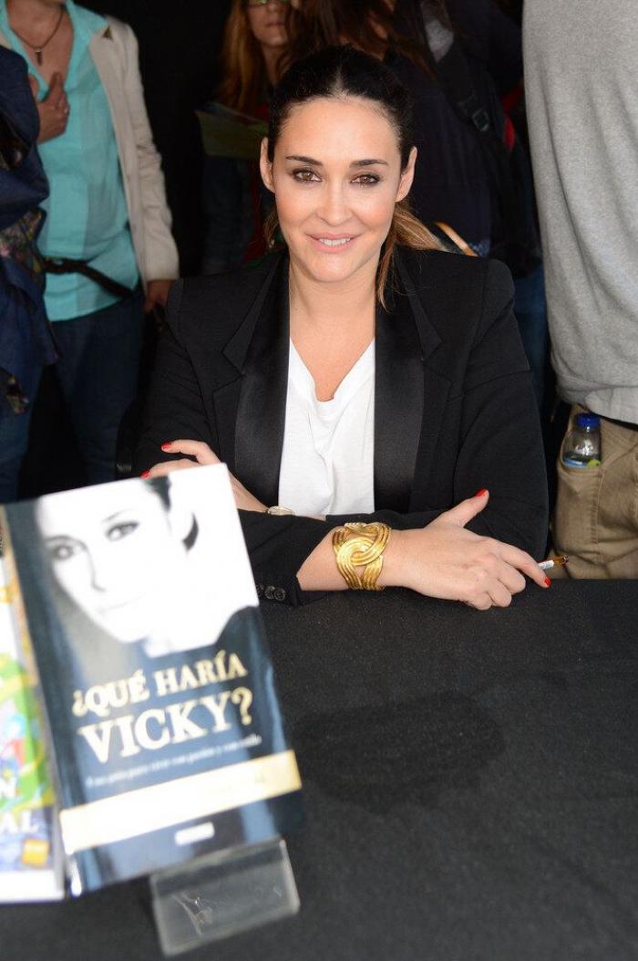 26 ¿escritores? posando con sus libros en Sant Jordi (FOTOS)