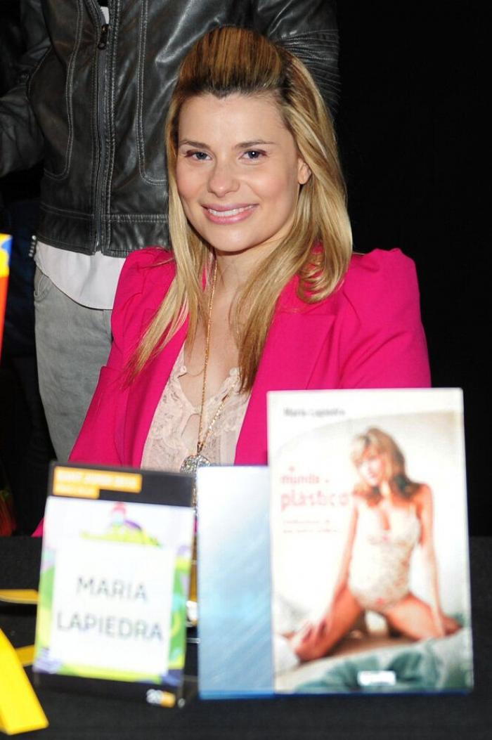 26 ¿escritores? posando con sus libros en Sant Jordi (FOTOS)