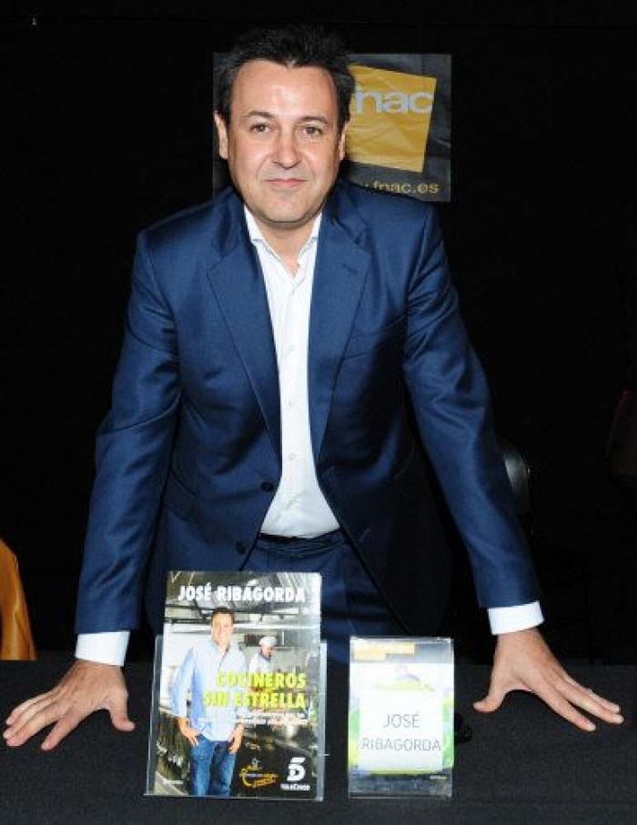 26 ¿escritores? posando con sus libros en Sant Jordi (FOTOS)