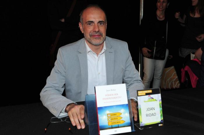 26 ¿escritores? posando con sus libros en Sant Jordi (FOTOS)