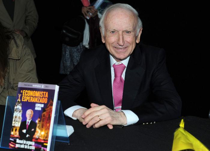 26 ¿escritores? posando con sus libros en Sant Jordi (FOTOS)
