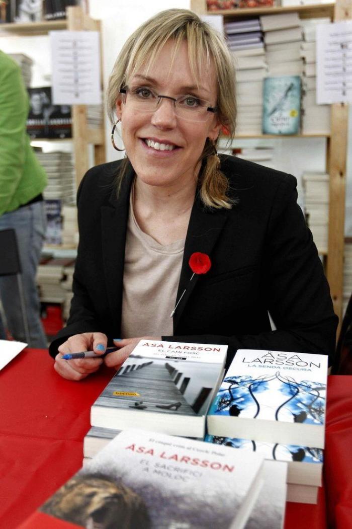 26 ¿escritores? posando con sus libros en Sant Jordi (FOTOS)