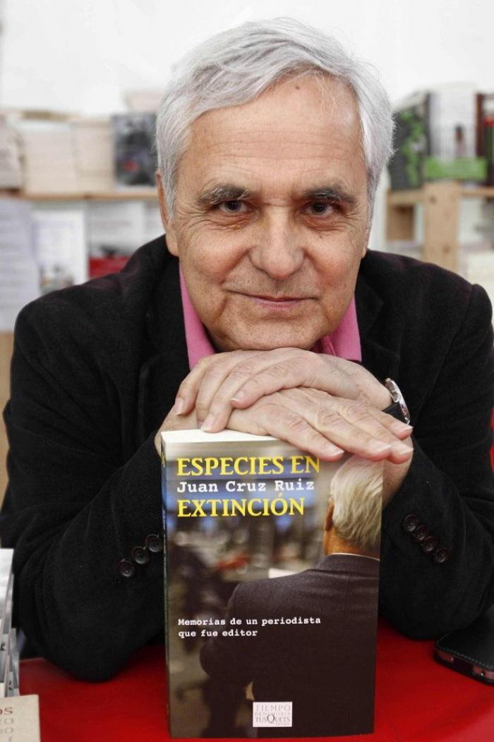 26 ¿escritores? posando con sus libros en Sant Jordi (FOTOS)