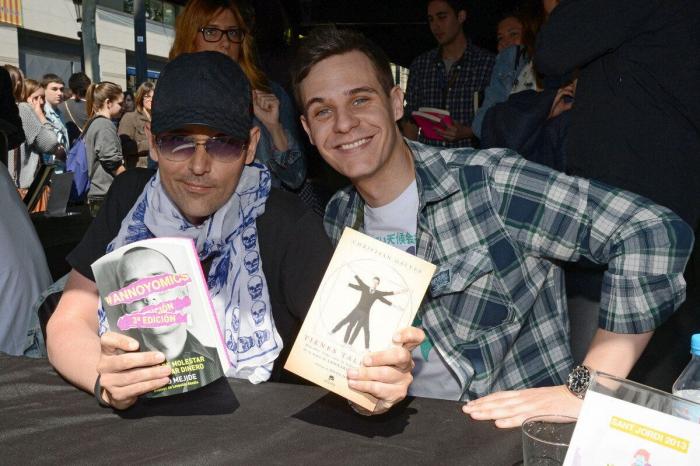 26 ¿escritores? posando con sus libros en Sant Jordi (FOTOS)