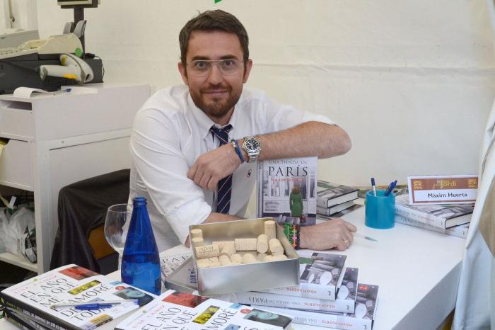 26 ¿escritores? posando con sus libros en Sant Jordi (FOTOS)