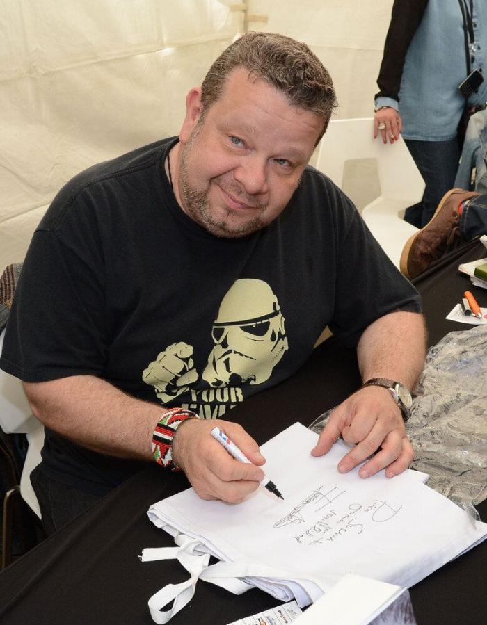 26 ¿escritores? posando con sus libros en Sant Jordi (FOTOS)