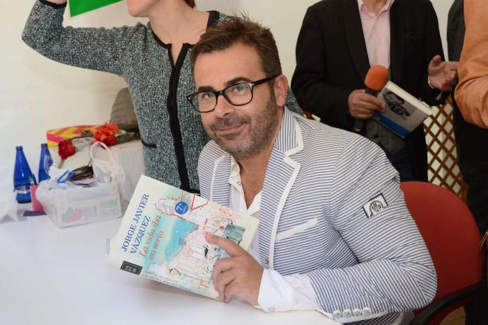 26 ¿escritores? posando con sus libros en Sant Jordi (FOTOS)