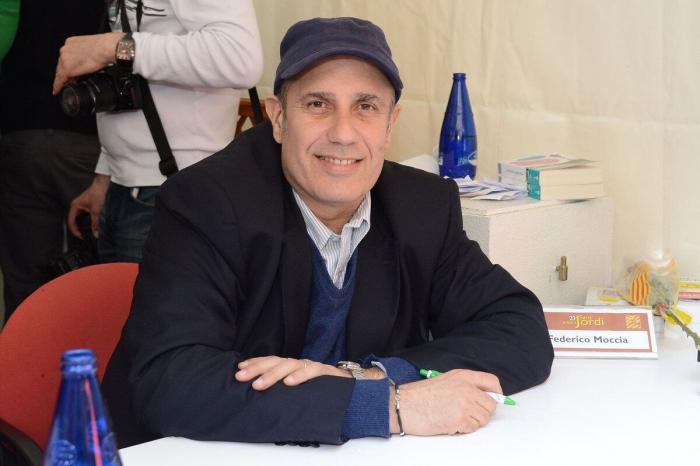 26 ¿escritores? posando con sus libros en Sant Jordi (FOTOS)