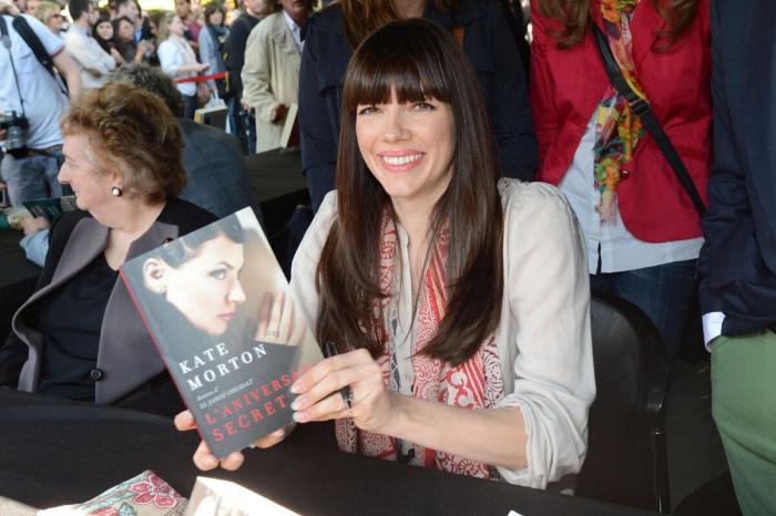 26 ¿escritores? posando con sus libros en Sant Jordi (FOTOS)
