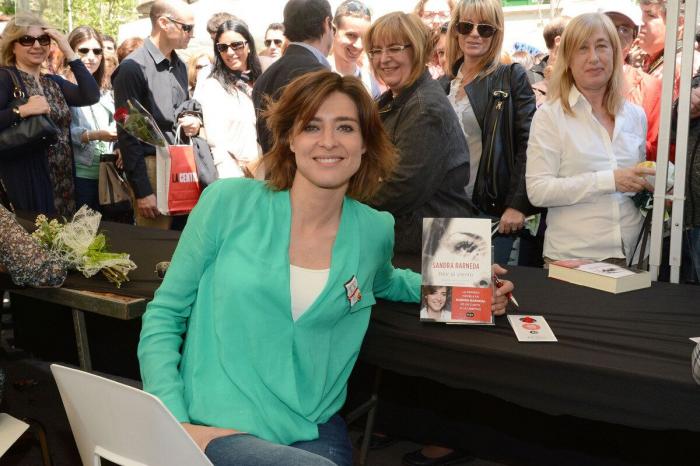 26 ¿escritores? posando con sus libros en Sant Jordi (FOTOS)