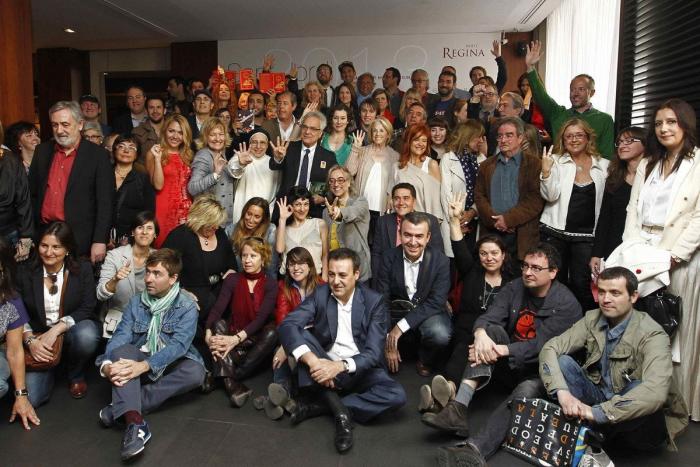 26 ¿escritores? posando con sus libros en Sant Jordi (FOTOS)