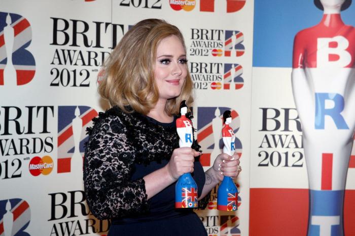 Adele desvela el videoclip de su nueva canción, 'Hello'