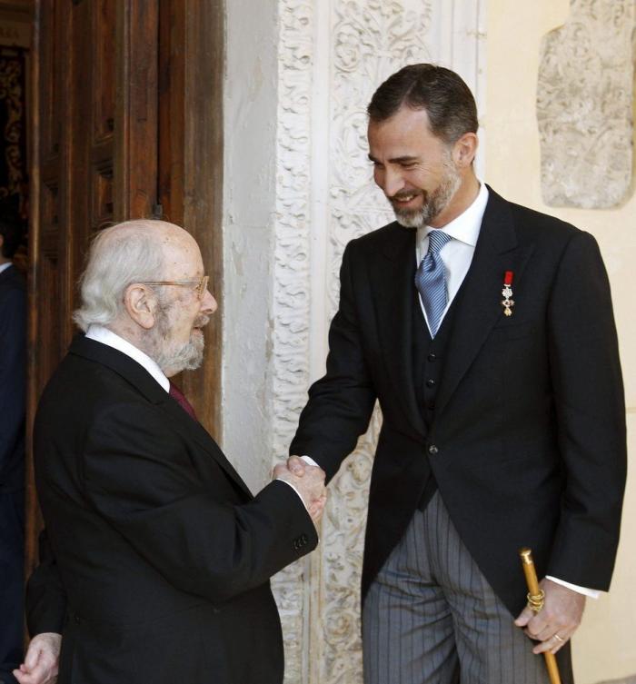 Los reyes entregan el Premio Cervantes a Margarit en un acto "íntimo y familiar" en Barcelona