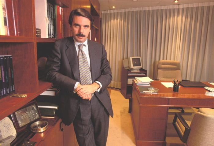 Aznar responde a la pregunta que se hacía medio Twitter al ver su mascarilla: ha molestado a algunos