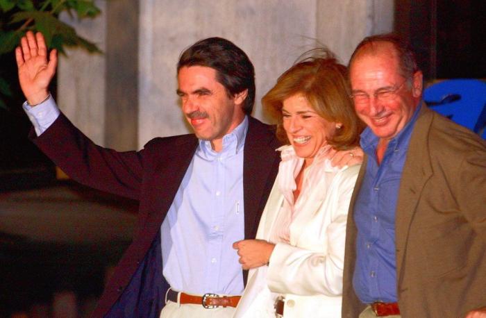 Aznar responde a la pregunta que se hacía medio Twitter al ver su mascarilla: ha molestado a algunos