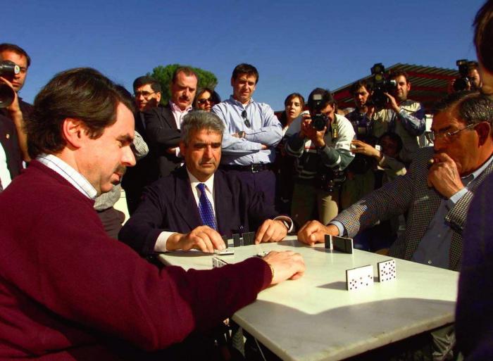 Aznar responde a la pregunta que se hacía medio Twitter al ver su mascarilla: ha molestado a algunos