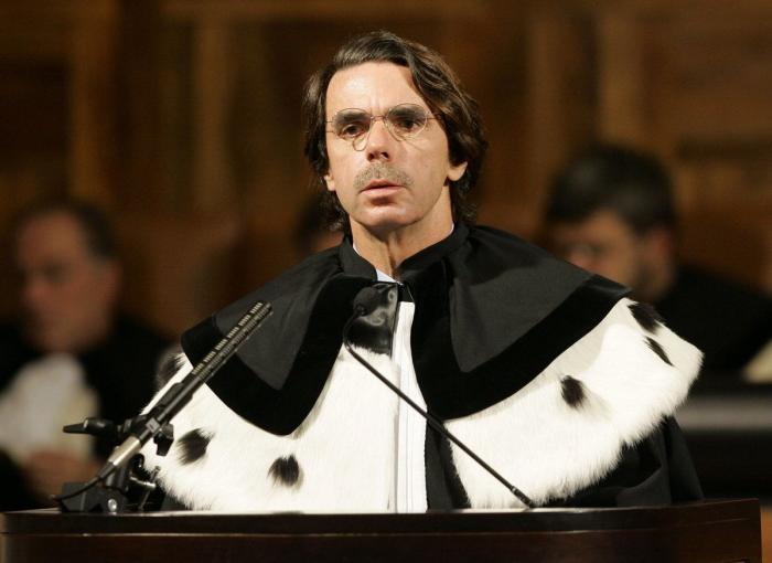 Aznar responde a la pregunta que se hacía medio Twitter al ver su mascarilla: ha molestado a algunos