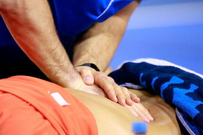 Rafa Nadal se moja sobre la polémica de si Djokovic debería jugar en Madrid