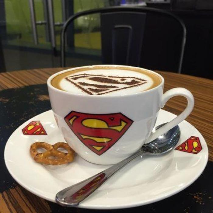 Pide una hamburguesa Batman o un café Superman en el restaurante de los superhéroes (FOTOS)