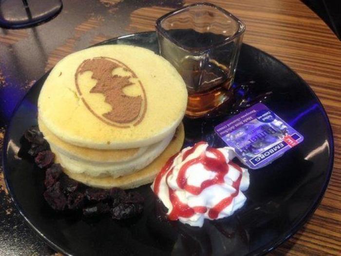 Pide una hamburguesa Batman o un café Superman en el restaurante de los superhéroes (FOTOS)