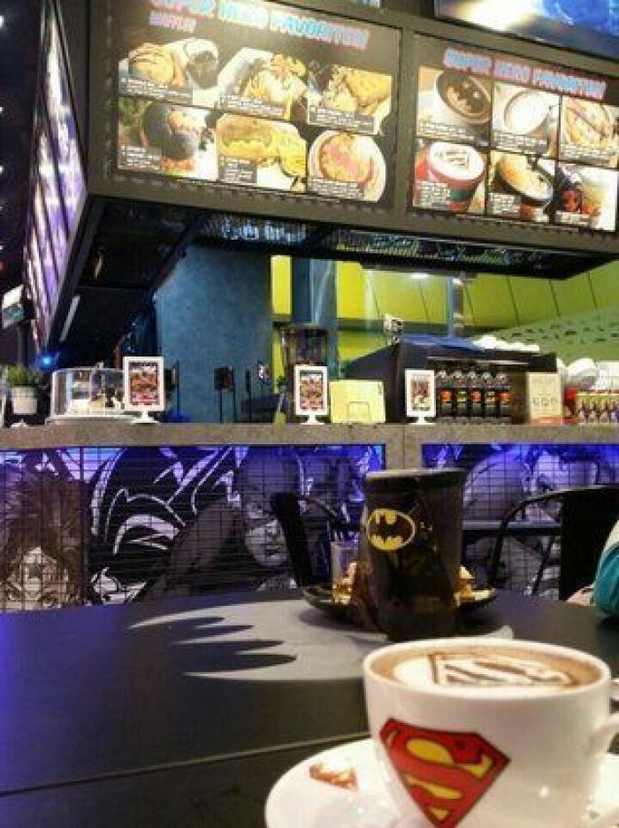 Pide una hamburguesa Batman o un café Superman en el restaurante de los superhéroes (FOTOS)
