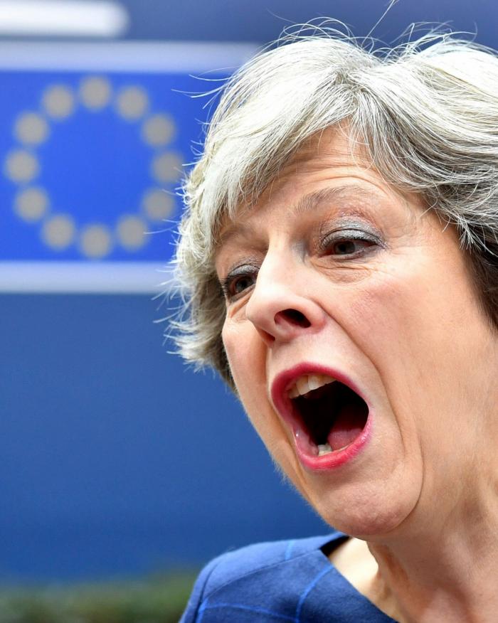 Este será el apretón de manos más raro que veas en mucho tiempo