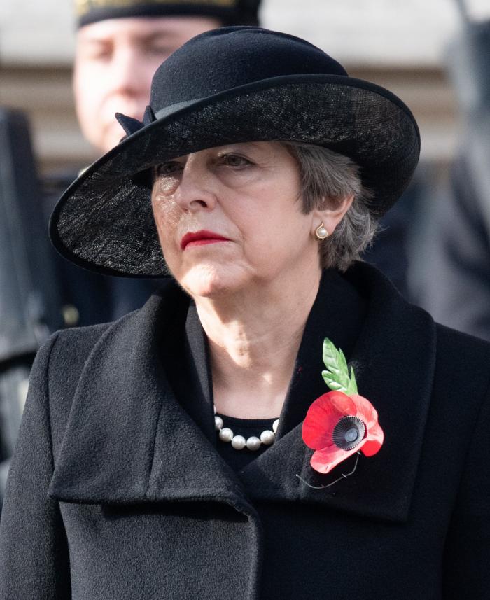 Este será el apretón de manos más raro que veas en mucho tiempo