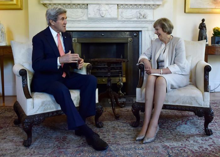 Este será el apretón de manos más raro que veas en mucho tiempo