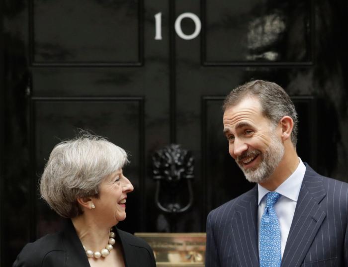 Este será el apretón de manos más raro que veas en mucho tiempo