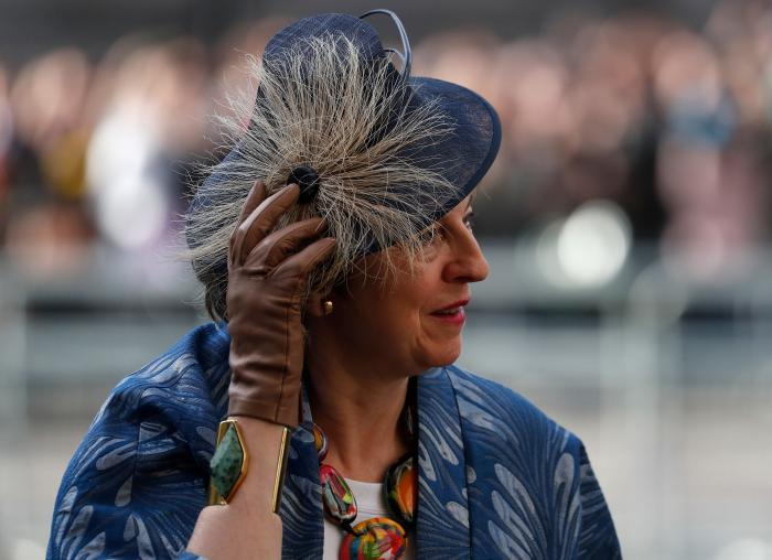 Este será el apretón de manos más raro que veas en mucho tiempo