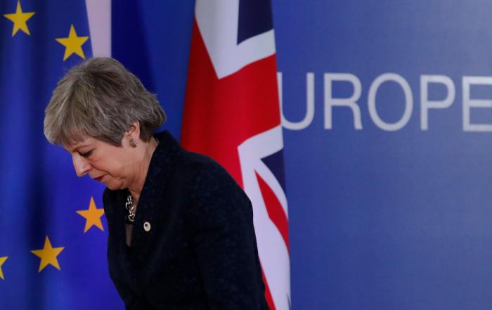 Este será el apretón de manos más raro que veas en mucho tiempo