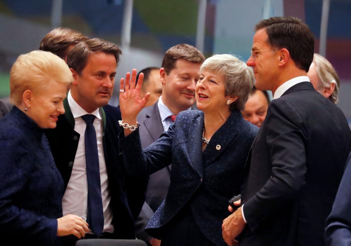 Este será el apretón de manos más raro que veas en mucho tiempo