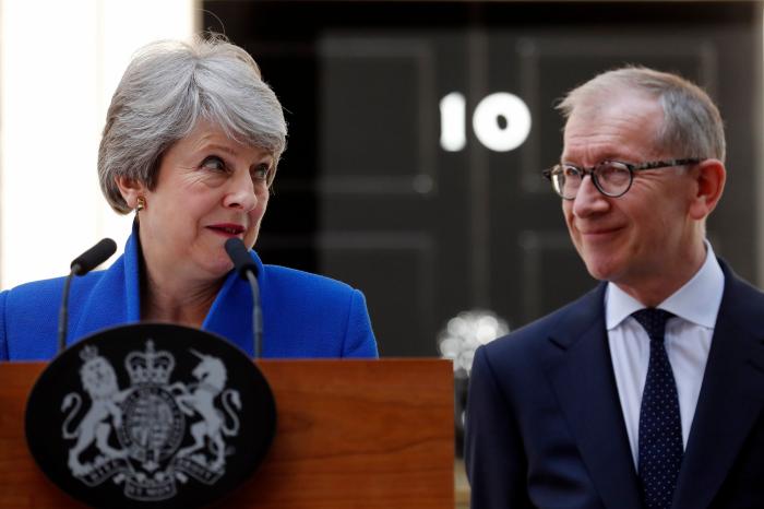 Este será el apretón de manos más raro que veas en mucho tiempo