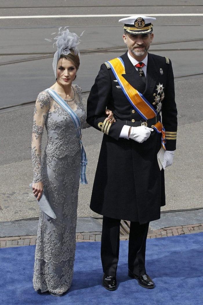 Un alcalde holandés le toca el trasero a la reina Máxima en un acto público (VÍDEO)