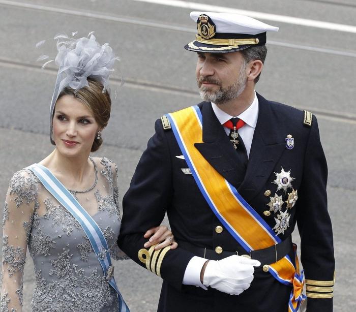 Un alcalde holandés le toca el trasero a la reina Máxima en un acto público (VÍDEO)