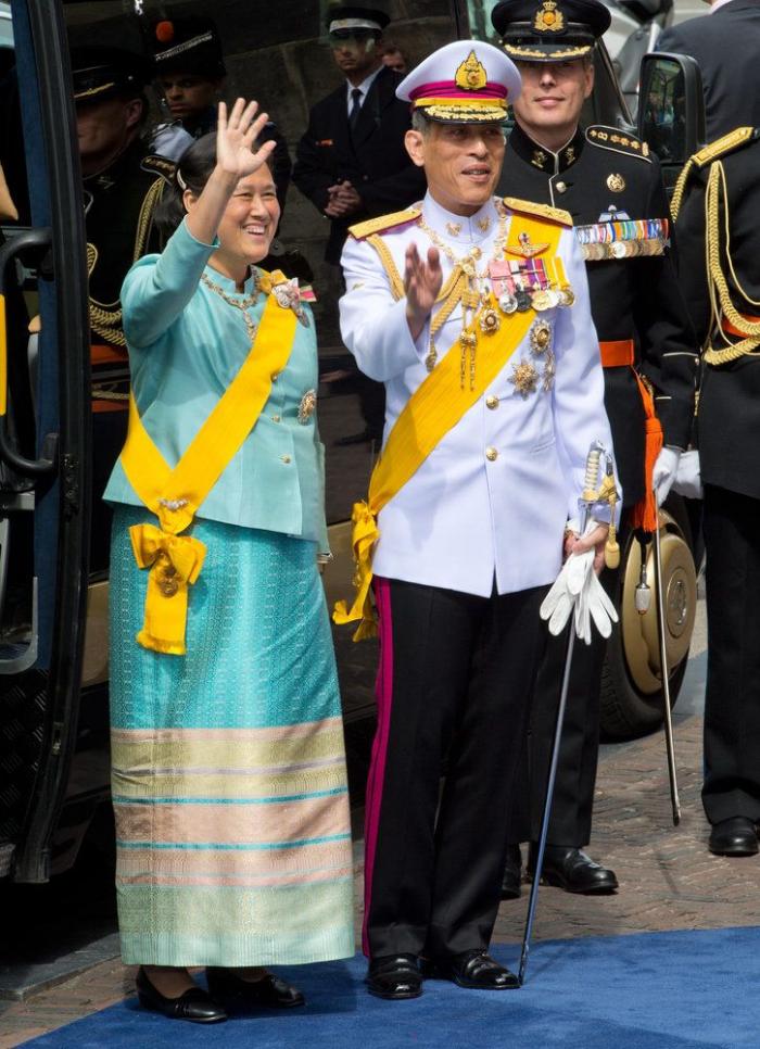 Un alcalde holandés le toca el trasero a la reina Máxima en un acto público (VÍDEO)