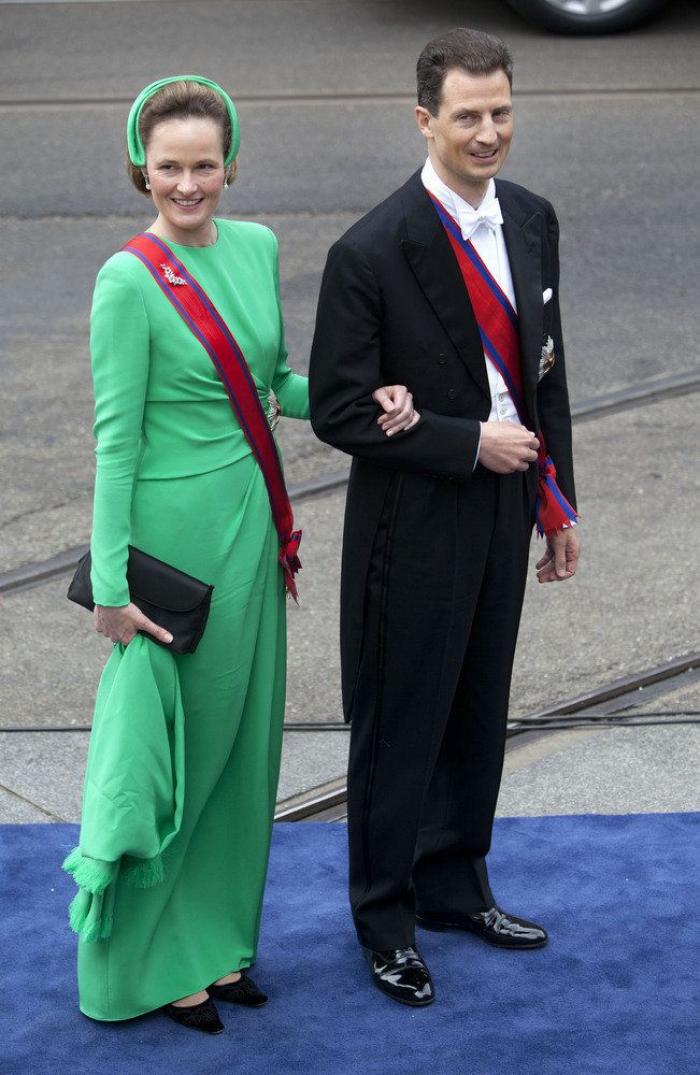 Un alcalde holandés le toca el trasero a la reina Máxima en un acto público (VÍDEO)